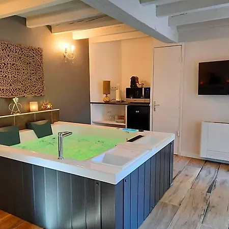 Charme Au Fil De L'eau Hotel *